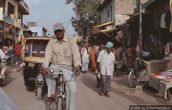 UTTAR PRADESH - Da Agra a Fatehpur Sikri - villaggi con animati vicoli: uno 
