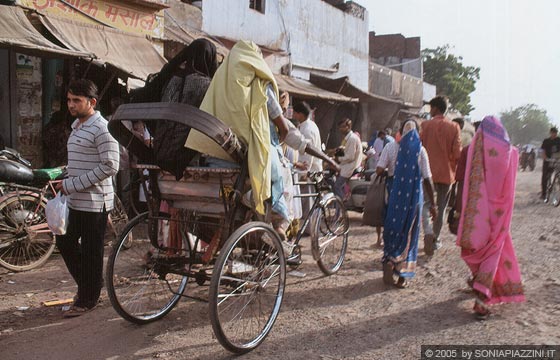 UTTAR PRADESH - Risciò e pedoni animano le strade da Agra a Fatehpur Sikri: molte strade non sono asfaltate