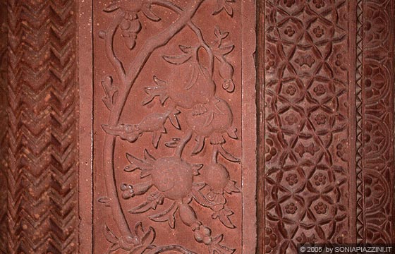 FATEHPUR SIKRI - Le sofisticate decorazioni del piccolo edificio Rumi Sultana (Casa della regina turca)
