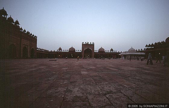 FATEHPUR SIKRI - Jama Masjid - attraversata la porta orientale Shahi Darwaza si entra nel cortile interno