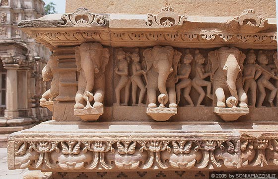 KHAJURAHO - Templi del gruppo occidentale - altorilievi di elefanti nel Lakshmana Temple