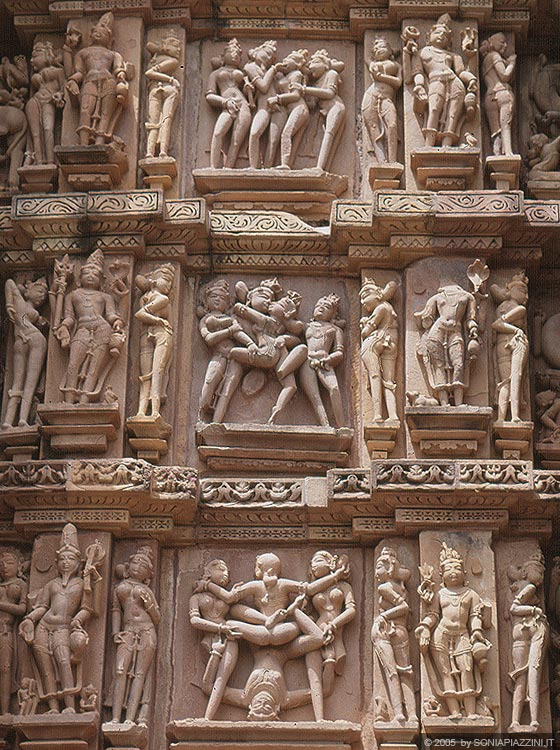 KHAJURAHO - Kandariya Mahadeva Temple: splendidi gruppi scultorei esaltano le forme umane nella bellezza degli atteggiamenti erotici e sensuali