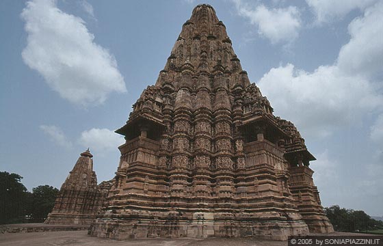 KHAJURAHO - Kandariya Mahadeva Temple - il tempio a copertura curvilinea