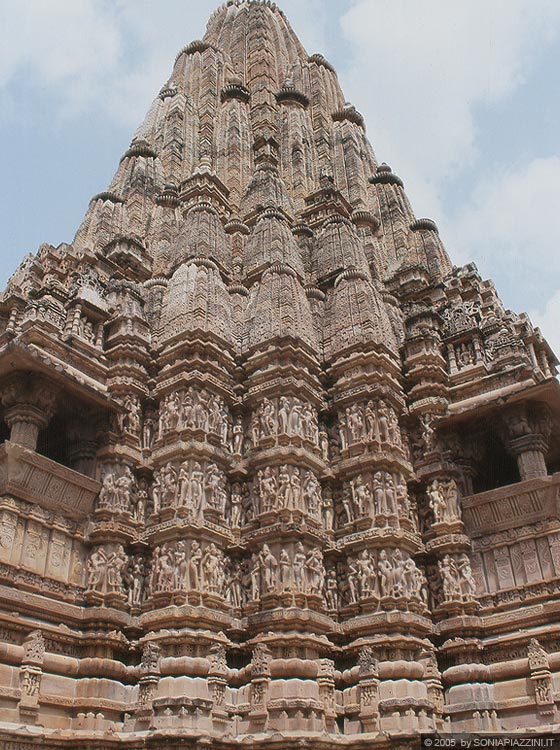 MADHYA PRADESH - Khajuraho - Kandariya Mahadeva Temple: particolare della guglia principale