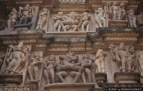 KHAJURAHO - Le mithuna del Kandariya Mahadeva Temple danno vita ad alcune delle scene erotiche più audaci di Khajuraho