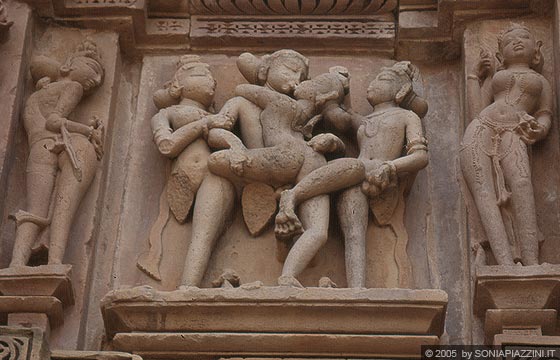 KHAJURAHO - Kandariya Mahadeva Temple: mithuna, il tema della coppia amorosa