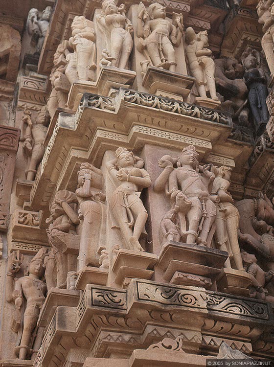 KHAJURAHO - Kandariya Mahadeva Temple: gruppi scultorei rappresentano le apsara, le surasandari, i sardula, le mithuna (accoppiamento degli dei)