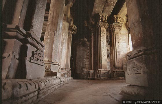KHAJURAHO - Devi Jagadamba Temple: la sala quadrata interna detta grande vestibolo (mahamandapa o jagamohana) sostenuta da possenti colonne