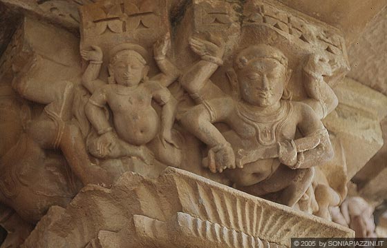 KHAJURAHO - Templi del gruppo occidentale - le figure scultoree dei capitelli del Devi Jagadamba Temple