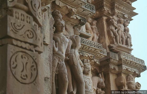 KHAJURAHO - I bellissimi gruppi scultorei di grande effetto plastico dei templi del gruppo occidentale: Kandariya Mahadeva Temple, Mahadeva Temple e Devi Jagadamba Temple