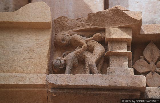 KHAJURAHO - Scene erotiche ispirate al Kamasutra sui muri del Kandariya Mahadeva Temple, Mahadeva Temple e Devi Jagadamba Temple 