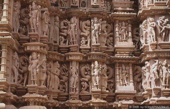 KHAJURAHO - Apsara, surasandari, sardula e mithuna scolpite sulle pareti e le guglie dei templi Kandariya Mahadeva, Mahadeva e Devi Jagadamba 