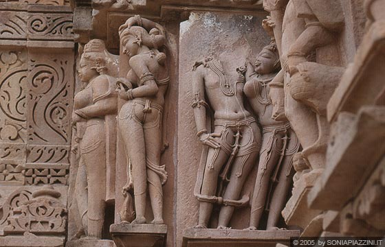 KHAJURAHO - Kandariya Mahadeva Temple, Mahadeva Temple e Devi Jagadamba Temple: gruppi scultorei esprimono sensualità e bellezza