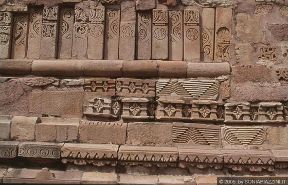 KHAJURAHO - La piattaforma ornata di modanature e bassorilievi su cui sono edificati il Kandariya Mahadeva Temple, Mahadeva Temple e Devi Jagadamba Temple