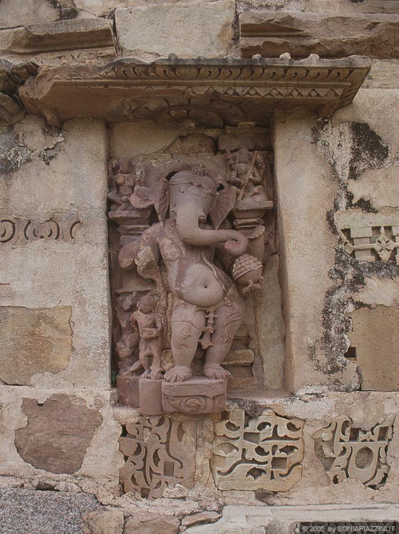 KHAJURAHO - Ganesh scolpito sulla piattaforma su cui sono edificati il Kandariya Mahadeva Temple, Mahadeva Temple e Devi Jagadamba Temple