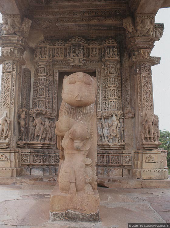 KHAJURAHO - Mahadeva Temple: la raffinata figura di sardula che accarezza un leone