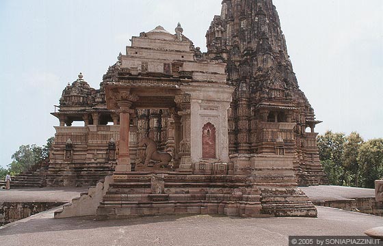 KHAJURAHO - Mahadeva Temple e sullo sfondo il Kandariya Mahadeva Temple