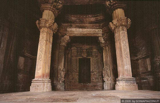 KHAJURAHO - Chitragupta Temple - La sala quadrata detta grande vestibolo