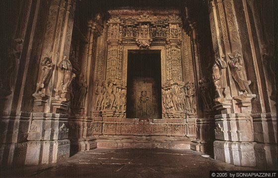 KHAJURAHO - Chitragupta Temple - La sala quadrata (mahamandapa o jagamohana) e sullo sfondo il santuario dedicato a Surya