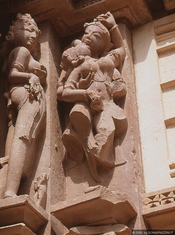 KHAJURAHO - Particolare di un gruppo scultoreo del Chitragupta Temple