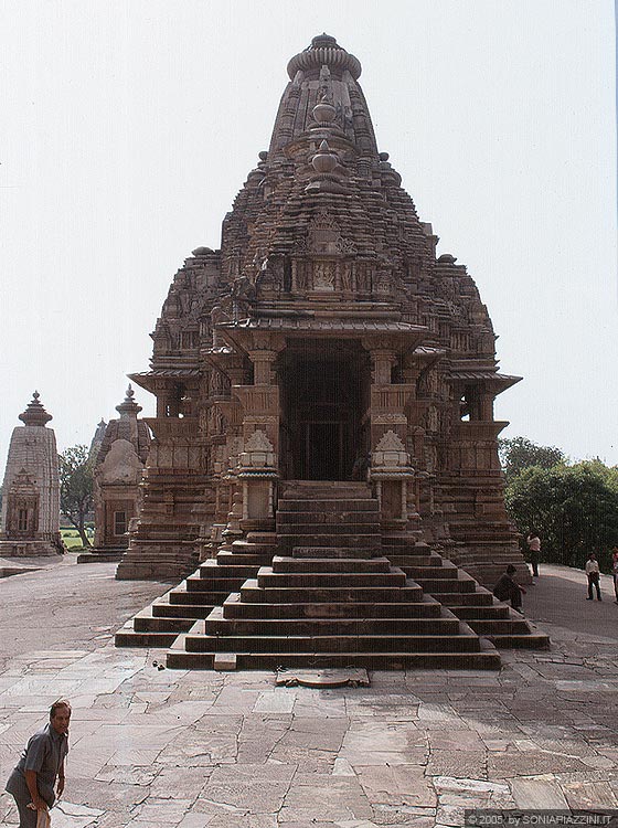 KHAJURAHO - L'alta scalinata con portico di accesso al Vishvanath Temple