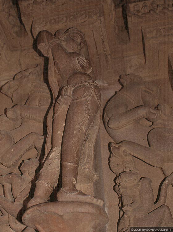KHAJURAHO - Vishvanath Temple: una elegante figura femminile dalle forme morbide e sinuose atteggiata in posa provocante