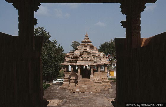 KHAJURAHO - Dal Vishvanath Temple vista su Nandi, il toro veicolo di Shiva