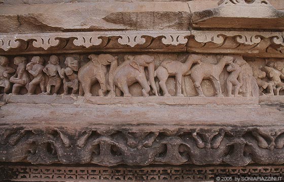 KHAJURAHO - Vishvanath Temple: un fregio di elefanti e cammelli
