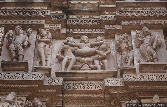 KHAJURAHO - Chitragupta Temple: mithuna, accoppiamento degli dei 