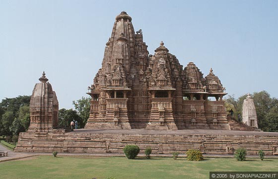 KHAJURAHO - Vishvanath Temple e sullo sfondo il piccolo Parvati Temple