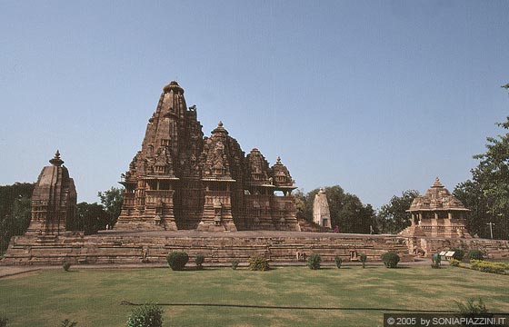 KHAJURAHO - La piattaforma con Vishvanath Temple e Nandi e il piccolo Parvati Temple sullo sfondo 