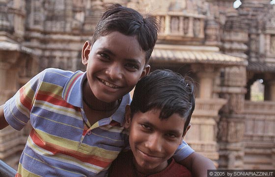 MADHYA PRADESH - Khajuraho - due giovani indiani giocano e scherzano con noi tra i templi del gruppo occidentale 