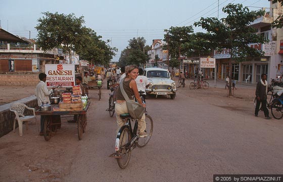 MADHYA PRADESH - In bicicletta nell'animato villaggio di Khajuraho