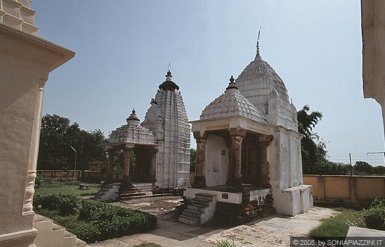 MADHYA PRADESH - Khajuraho - altri piccoli templi del gruppo orientale all'interno del muro di cinta
