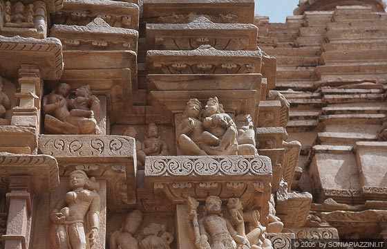MADHYA PRADESH - Khajuraho - Parsvanath Temple (templi del gruppo orientale): particolare delle belle sculture