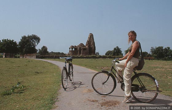 KHAJURAHO - Templi del gruppo meridionale - io in bicicletta e sullo sfondo il Duladeo Temple