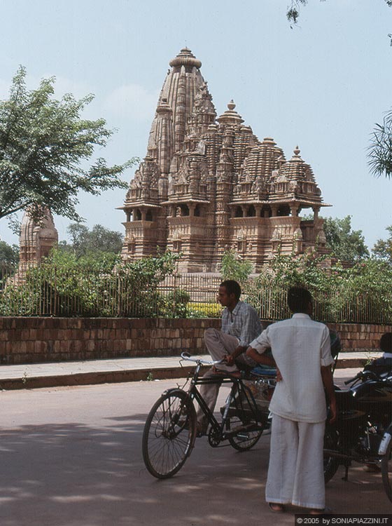 KHAJURAHO - Dalla Main Road vista sul Vishvanath Temple: in primo piano gli autorisciò sostano all'ombra