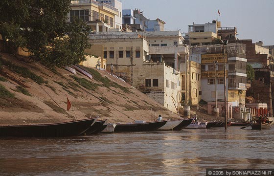VARANASI - Il Gange e i numerosi ghat alle luci dell'alba 