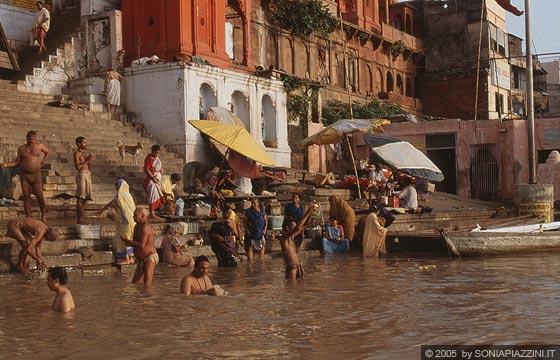 VARANASI - Rituali hindu sul Gange