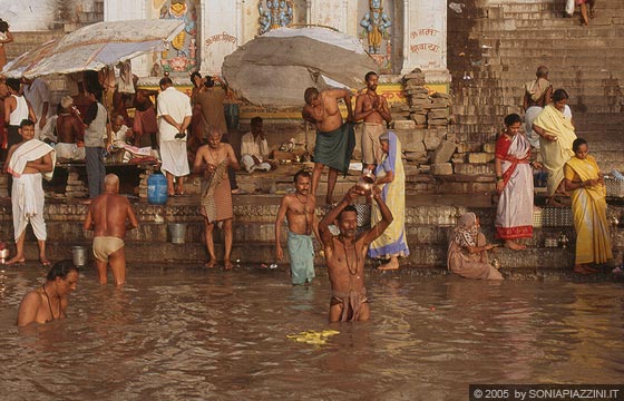VARANASI - Rituali hindu sul Gange: un induista mette l'acqua del Gange in un contenitore di ottone o rame che, appena finita l'abluzione, viene portato la tempio