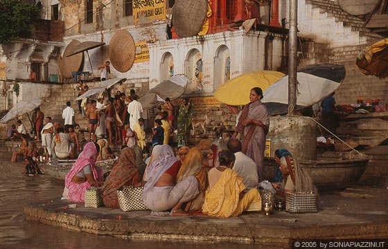 VARANASI - Durante l'escursione sul fiume all'alba assistiamo ai rituali hindu sul Gange: donne dedite alla puja