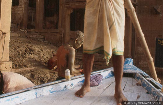 GANGE  - Un giovane indiano completamente cosparso di fango 