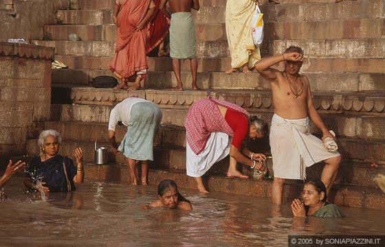 UTTAR PRADESH - Varanasi - escursione sul fiume all'alba - la reincarnazione per gli induisti