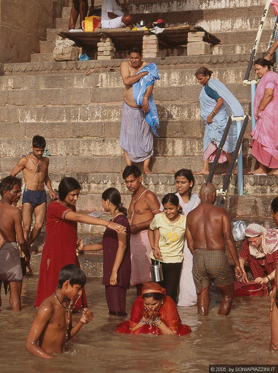 VARANASI - Gli induisti intenti a fare le abluzioni e i rituali hindu sul Gange