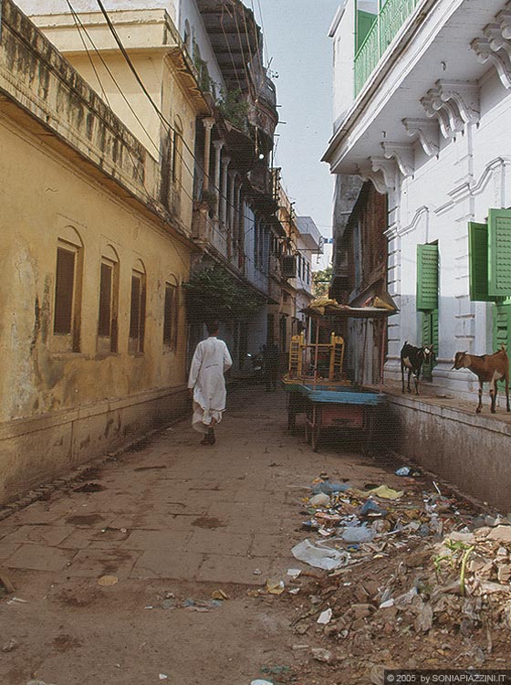 VARANASI - Verso l'Hotel Ganges View: le sporche viuzze della città