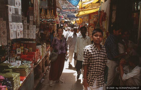 UTTAR PRADESH - Le strette viuzze della città vecchia di Varanasi nella zona del mercato