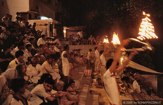 VARANASI - Assi Ghat: la preghiera delle 19,00