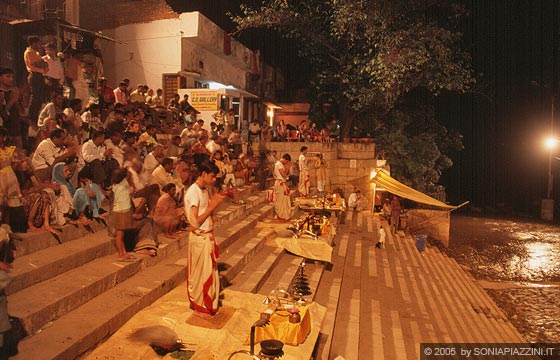 VARANASI - La preghiera delle 19,00 all'Assi Ghat, proprio sotto l'Hotel Ganges View