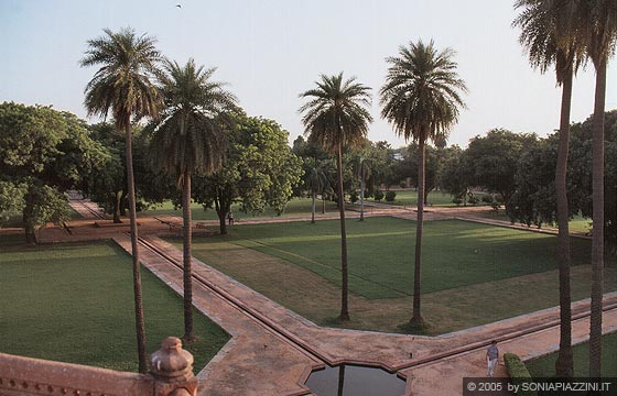 DELHI - I giardini che circondano il mausoleo Tomba di Humayun