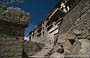 LADAKH - HIMALAYA. Shey Gompa - la ripida salita e scalinata per raggiungere il monastero tra sassi e muri in pietra 
